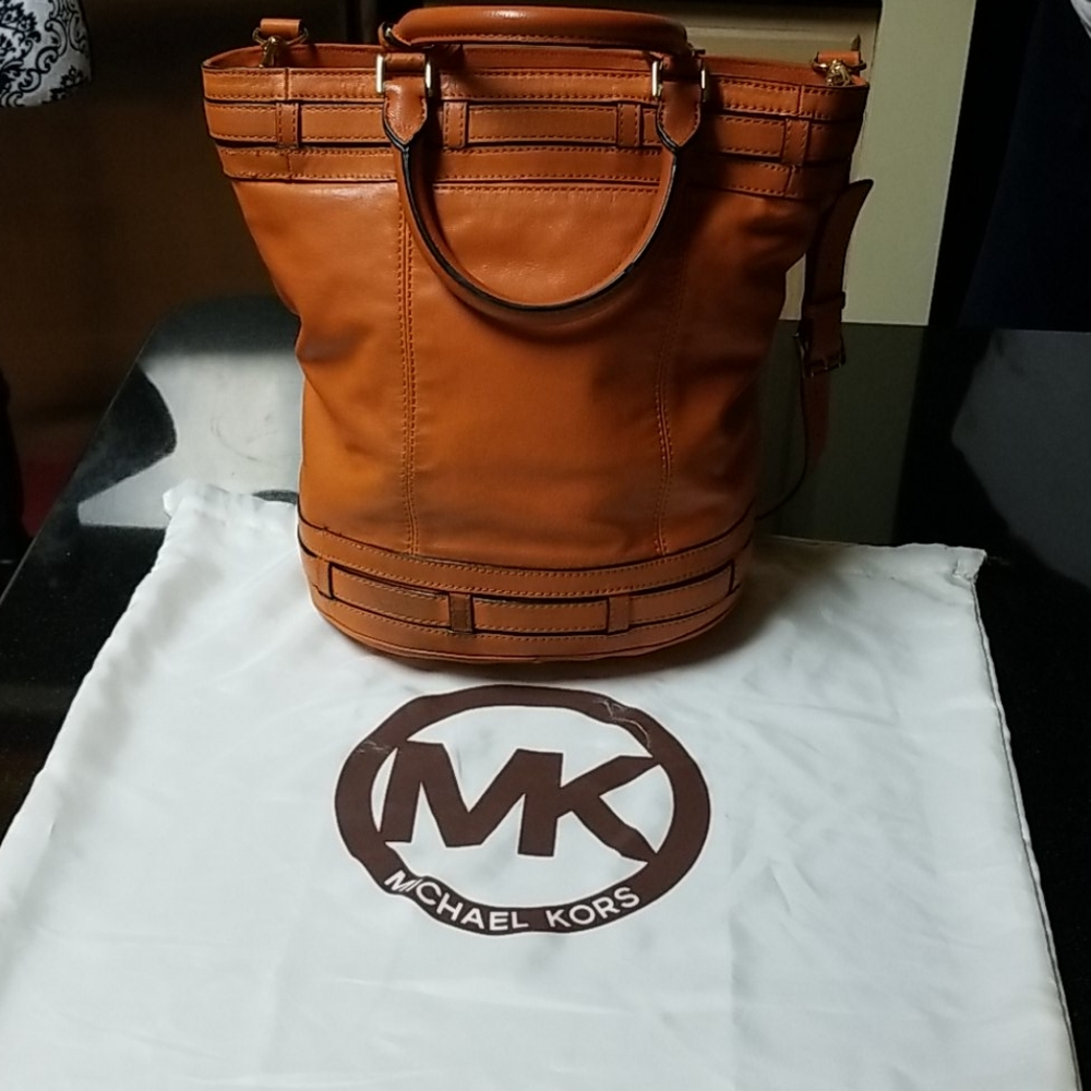 Michael Kors Bucket - Picture 2 of 16